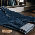 Jean a revers femme, gros plan du revers denim