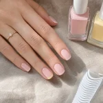 Ongles 2026 tendance : ongles courts glacés lumineux, manucure à la laque laiteuse