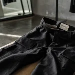 Pantalon cargo femme noir à plat, poches visibles