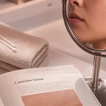 Traitement microkyste visage adulte : soins doux au lavabo, peau avec microkystes