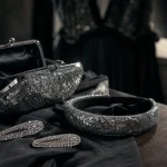 Accessoires paillettes femme : pochette à sequins argentés et barrettes strass