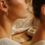 Boucle d oreilles tendance 2025 : mini-créole sculptée et dormeuse courte