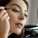 Maquillage Audrey Hepburn : cat-eye court noir pour agrandir le regard