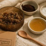 Photo gommage corps maison sucre miel et marc de café sur serviette éponge crème