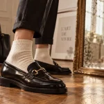 Mocassin femme tendance : gros plan mocassin penny noir et pantalon 7/8