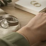 Tendance montre femme 2026 : mini montre et teintes terreuses