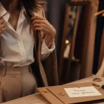 Tenue chic femme : blazer beige et chemise blanche
