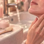 Nettoyage de la peau en profondeur : main et coton, peau rosée et pores visibles